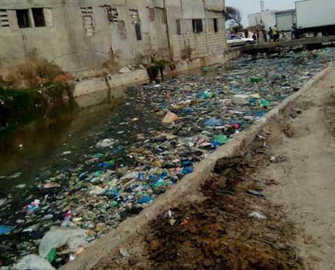 Égouts remplis d’ordures à Dakar
